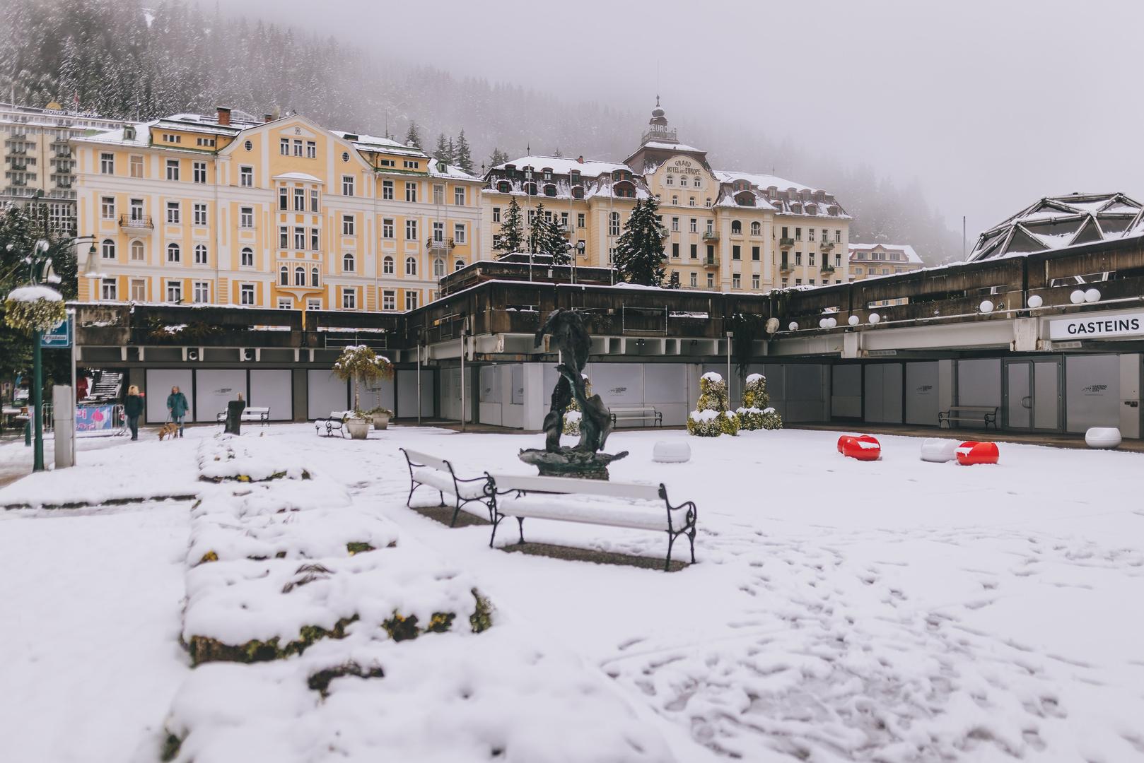 13.09.2024, Bad Gastein, AUT, Starken Unwettern in Österreich, im Bild mit Schnee bedecktes Ortszentrum // during the current situation in Austria where severe storms are expected. Bad Gastein, Austria on 2024/09/13. EXPA Pictures © 2024, PhotoCredit: EXPA/ JFK Photo: EXPA/ JFK/EXPA