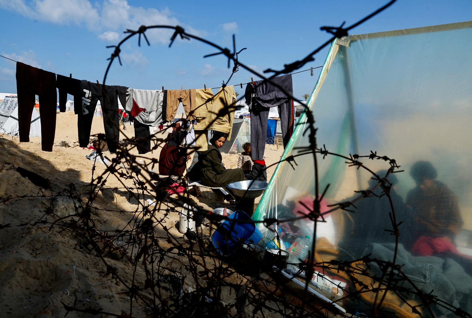 Displaced members of Palestinian Abu Mustafa family, who fled their house due to Israeli strikes, shelter at the border with Egypt, in Rafah in the southern Gaza Strip, February 10, 2024. REUTERS/Mohammed Salem     TPX IMAGES OF THE DAY Photo: MOHAMMED SALEM/REUTERS