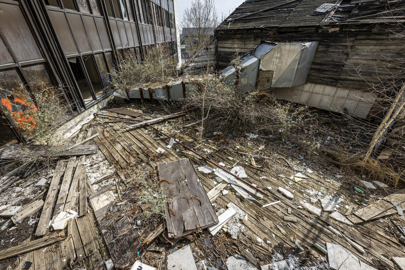 06.03.2024., Djakovo - Nekadasnja upravna zgrada PIK-a u Djakovu poznata kao Mimoza (sto je kratica od ''mimo zakona'', jer je navodno sagradjena bez gradjevinske dozvole). Potpuno devastiranu, unistenu i neupotrebljivu zgradu drzava je poklonila Djakovu da je urede. Photo: Davor Javorovic/PIXSELL