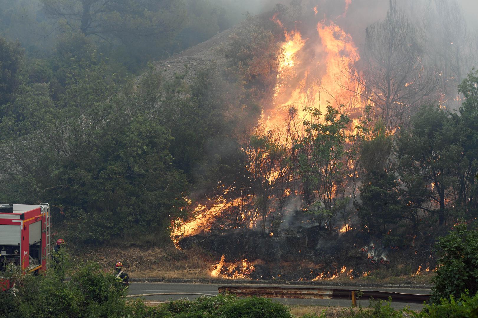 13.07.2022., Zaton - Pozar koji je buknuo kod Vodica prosirio se prema Zatonu gdje su ugrozene kuce, a vatrogasci se bore s vatrom pored ceste pema Zatonu. Photo: Hrvoje Jelavic/PIXSELL