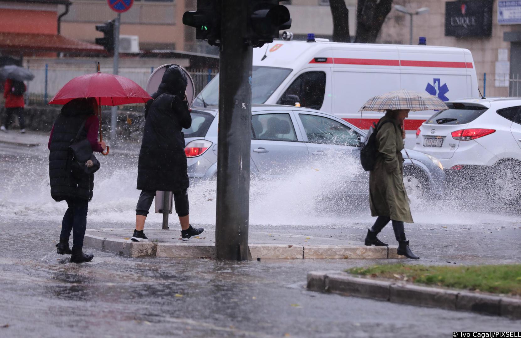 08.12.2022., Split - Obilna kisa zahvatila Split i okolicu stvarajuci probleme pjesacima i vozilima. Photo: Ivo Cagalj/PIXSELL