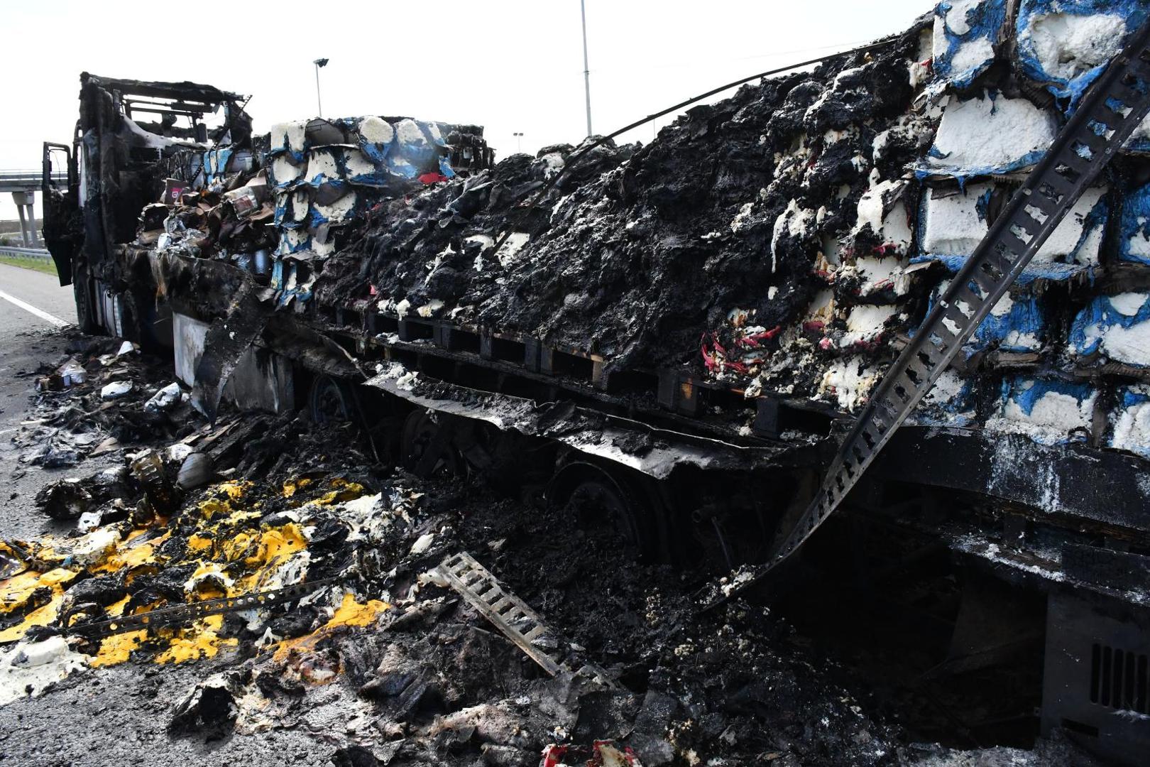 24.09.2020., Slavonski Brod - Kamion bugarskih registracija pun cokolade u prahu i maslaca zapalio se i u potpunosti izgorio  na autocesti A3 kod Slavonskog Broda. .
Photo: Ivica Galovic/PIXSELL