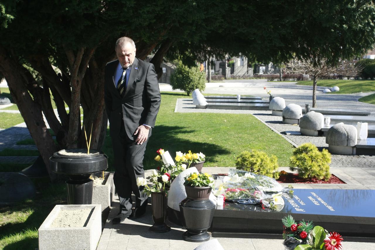 Members of the New Party laid a wreath at the grave of slain Prime Minister Zoran Djindjic. Zoran Zivkovic