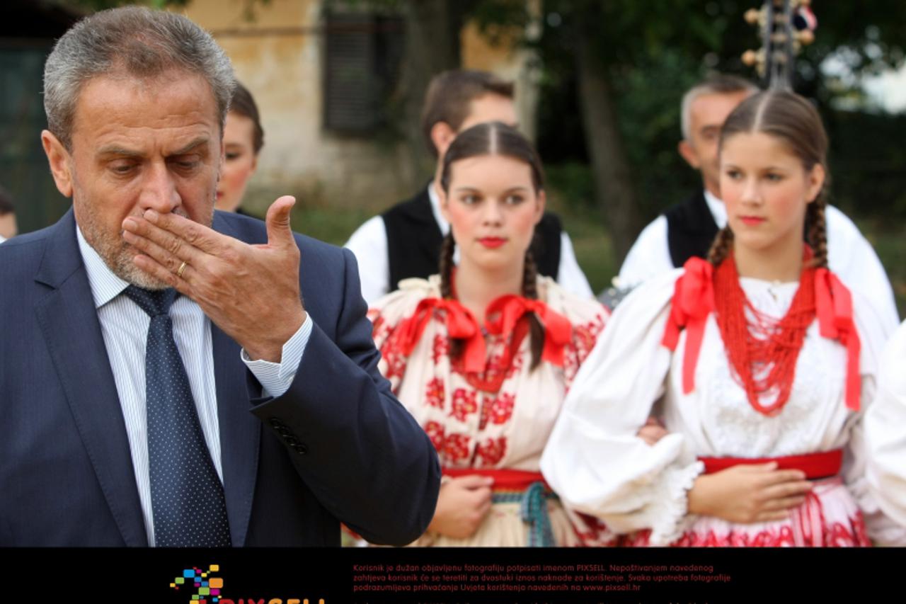 \'22.09.2011., Lucko, Zagreb - Gradonacelnik Milan Bandic polozio je kamen temeljac za izgradnju vrtica u Hrastovickoj bb u Luckom. Photo: Sanjin Strukic/PIXSELL\'