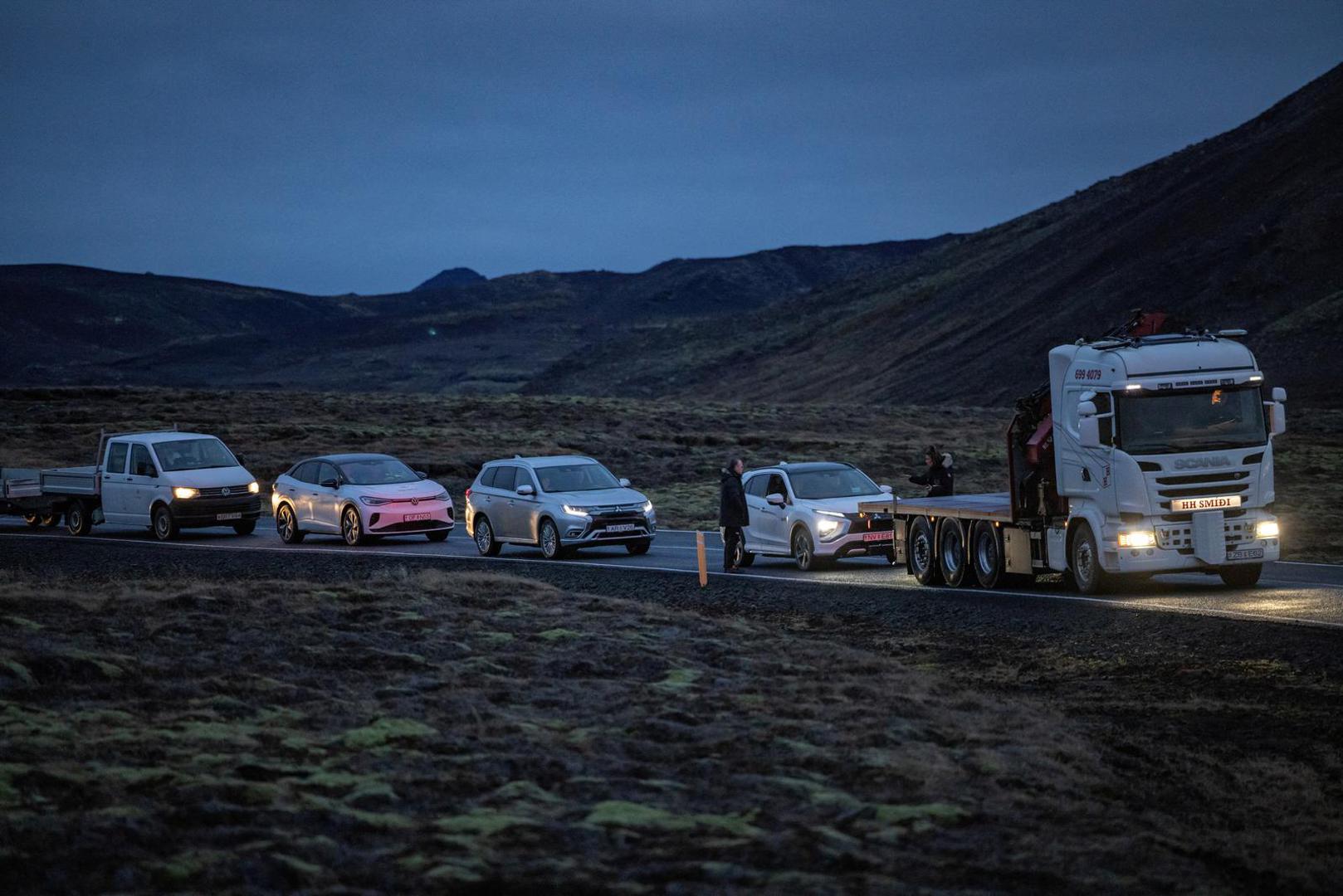 Local residents wait in their cars to get access to their homes in the fishing town of Grindavik, which was evacuated due to volcanic activity, in Iceland November 16, 2023. REUTERS/Marko Djurica Photo: MARKO DJURICA/REUTERS