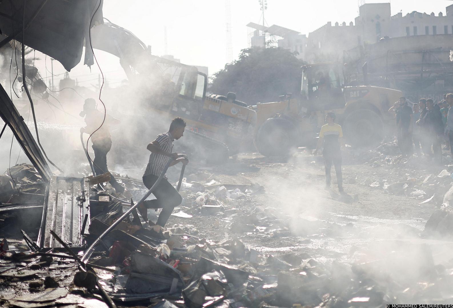 Palestinians react at the site of Israeli strikes on a residential building, amid the ongoing conflict between Israel and Palestinian Islamist group Hamas, in Khan Younis in the southern Gaza Strip, November 7, 2023. REUTERS/Mohammed Salem Photo: MOHAMMED SALEM/REUTERS