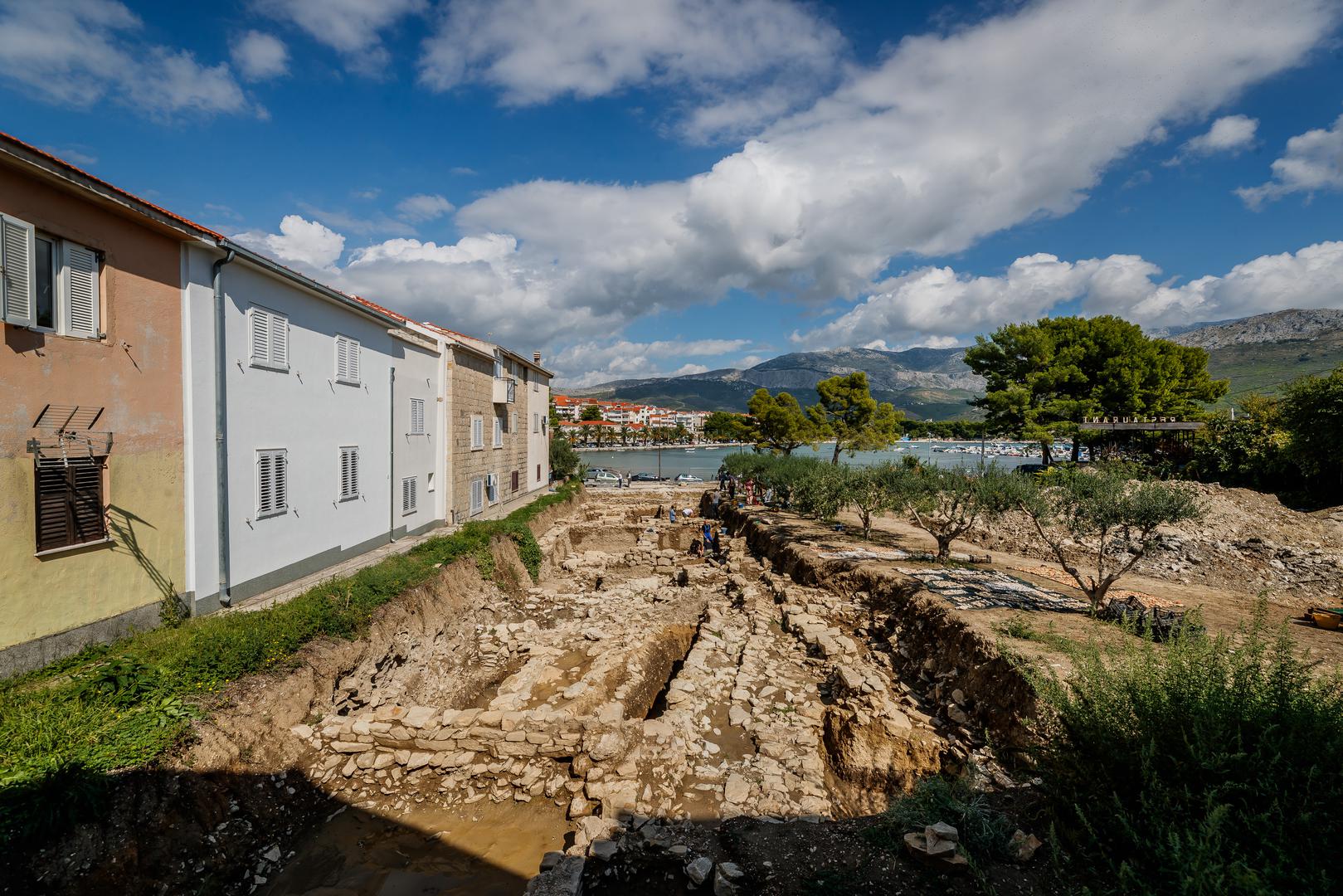 26.09.2024., Stobrec  - Prapovijesno Arheolosko nalaziste u centru Stobreca posjetila je ministrica Nina Obuljen Koezinek u pratnji Marine Ugarkovic. Photo: Zvonimir Barisin/PIXSELL