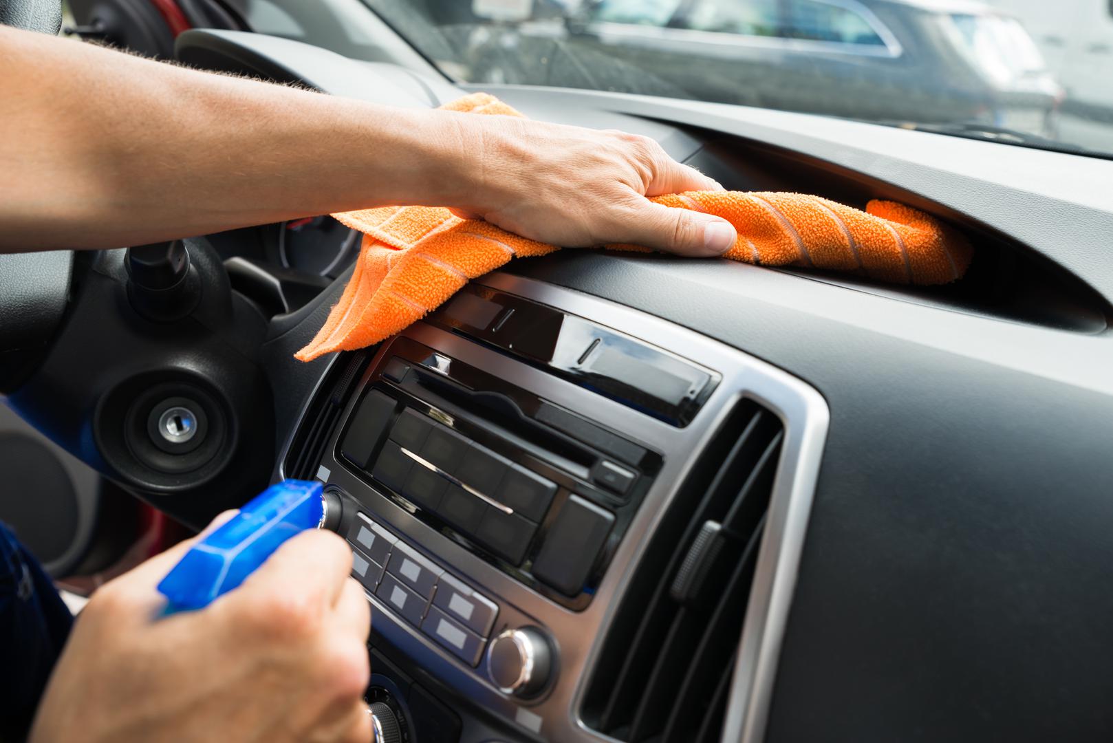 Ventilacijski otvori: Ovi često zanemareni dijelovi automobila mogu postati leglo prašine, peludi i drugih čestica, što može utjecati na kvalitetu zraka. Savjet: Koristite četku ili krpu za čišćenje otvora, a za dublje čišćenje upotrijebite komprimirani zrak i obrišite ventilacijske otvore vlažnom krpom.