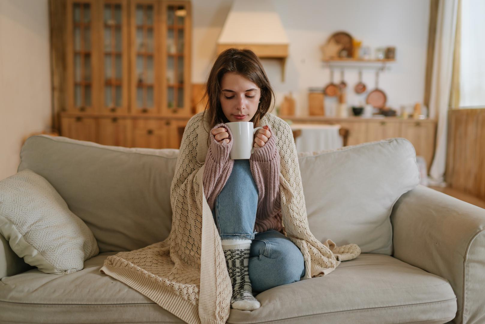 "Tijekom jeseni pad temperature može pospješiti duži i dublji san jer hladnije okruženje pomaže tijelu učinkovitije regulirati temperaturu u središtu, što je ključno za početak i održavanje mirnog sna”, objašnjava ona. Isto tako, mračnije večeri tjeraju nas da prije odemo na spavanje. Jesenska pospanost prilično je standardna, no dobra vijest je da može pružiti prijeko potrebnu priliku da dovedete u red svoj odmor i opuštanje. Evo kako promijeniti svoju rutinu spavanja za jesen.