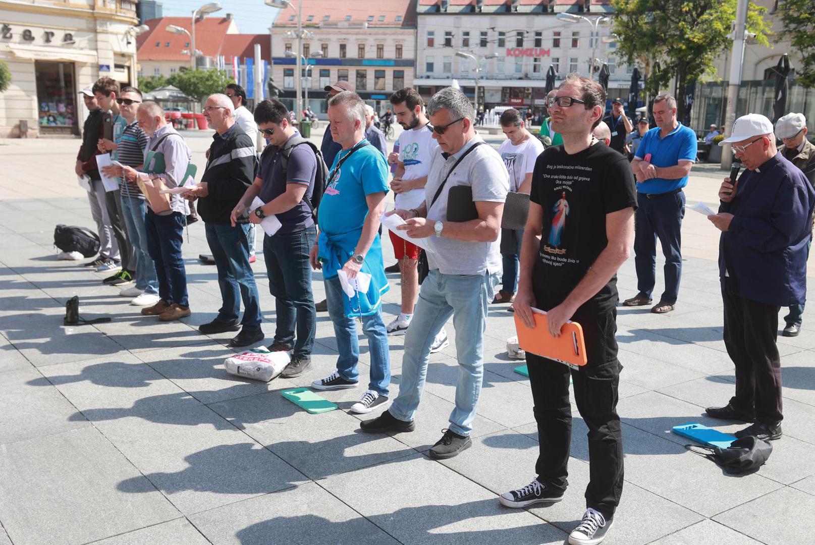 03.06.2022., Osijek - Molitva muskaraca ispred osjecke konkatedrale. Photo: Davor Javorovic/PIXSELL