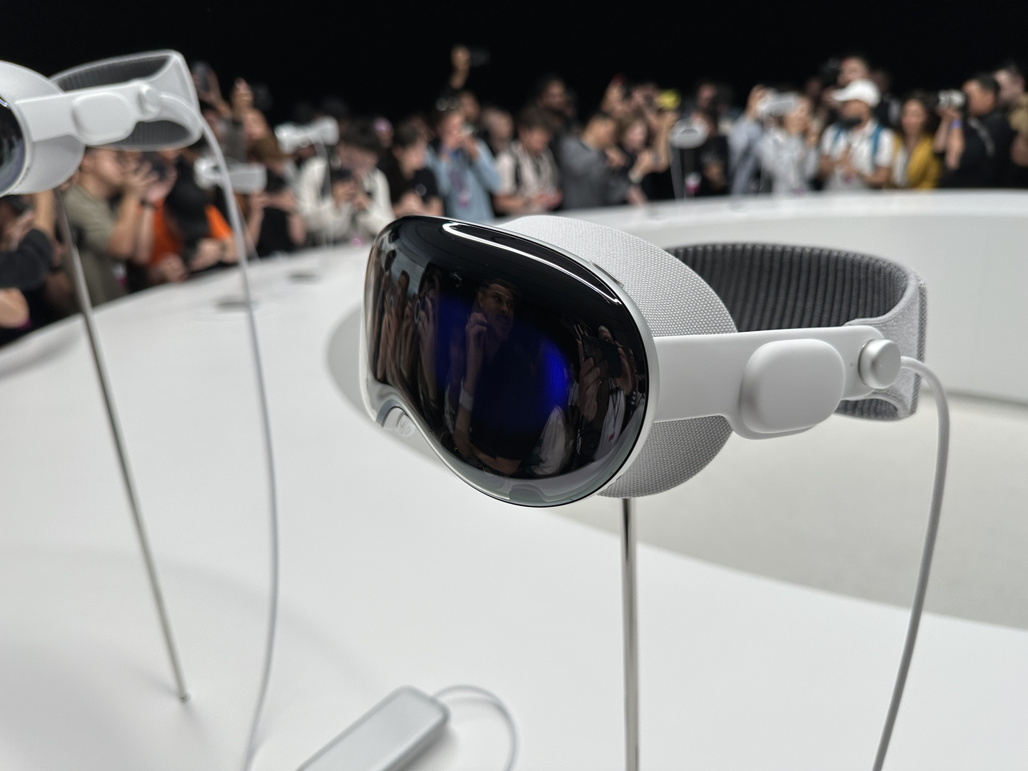 05 June 2023, USA, Cupertino: Media representatives and bloggers surround the Apple Vision Pro computer glasses on display in the Steve Jobs Theater on Apple's corporate campus in Cupertino. The novel headset had previously been presented by Group CEO Cook at Apple's WWDC developer conference. Photo: Christoph Dernbach/dpa Photo: Christoph Dernbach/DPA