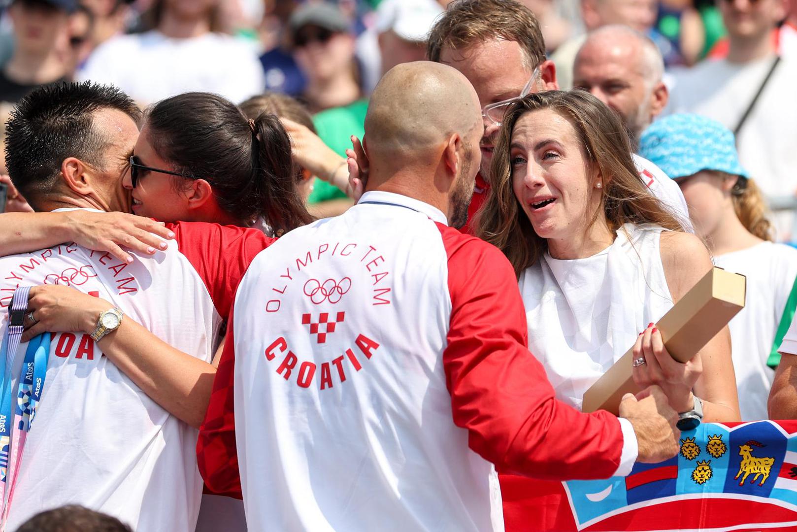 Braća Sinković svojim su fantastičnim nastupom i radom i trudom došli do četvrte olimpijske medalje i to zlata u Parizu, a kako bi proslavili nakon dodjele medalja odmah su potrčali do tribina u zagrljaj najmilijih - točnije svojih supruga.