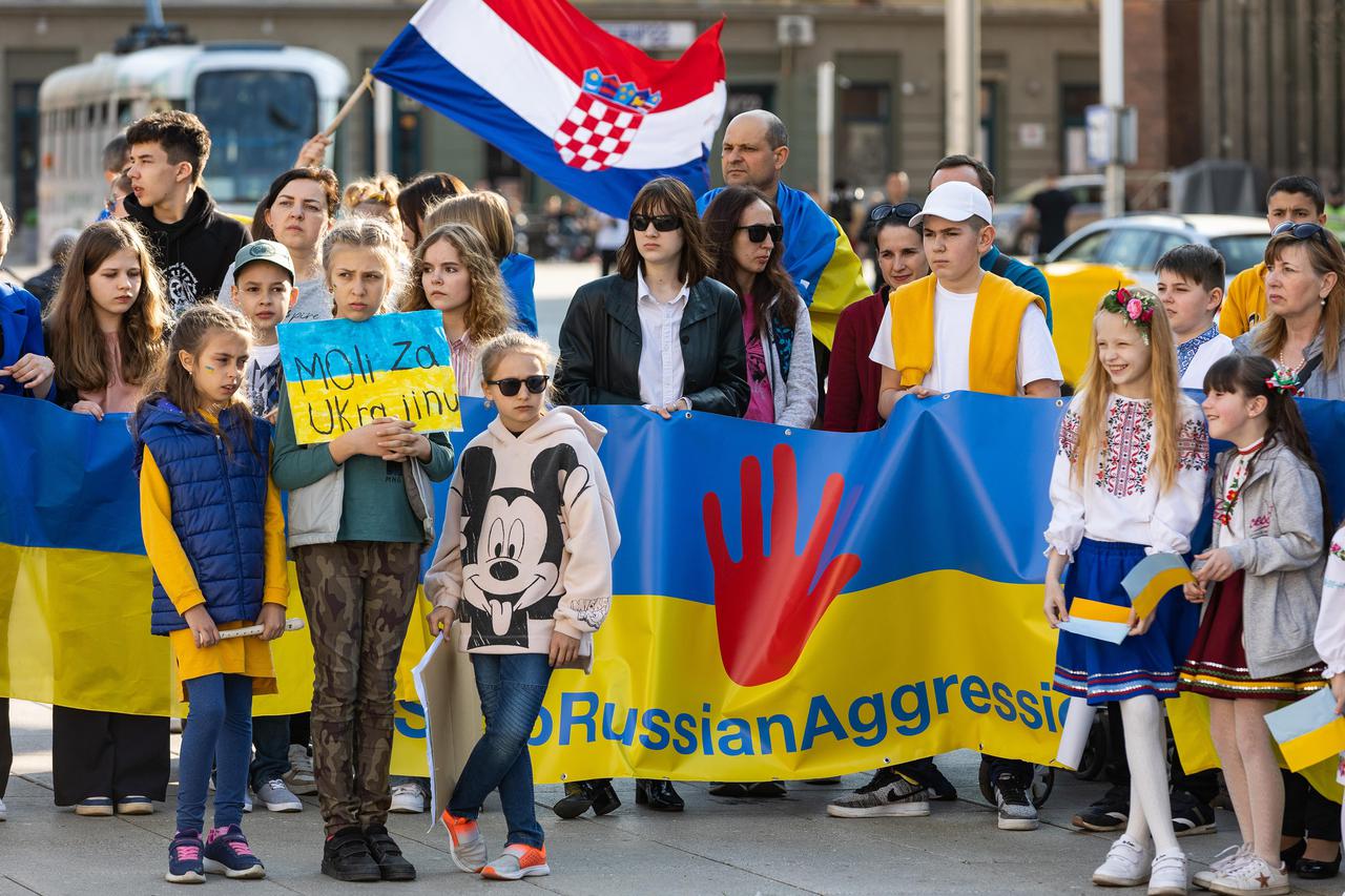 Osijek: Na glavnom gradskom trgu održan mirni prosvjed povodom mjecec dana od početka ruske invazije na Ukrajinu