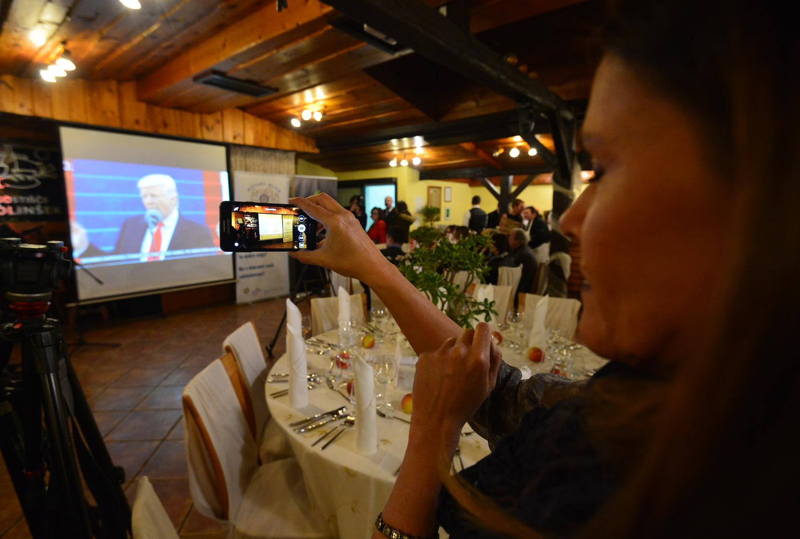 20.01.2017. , Sevnica, Slovenija -  Gledanje inaguracije Donalda Trumpa u mjestu od kuda je porijeklom Melanija Trump.U restoranu Dolinsek Rotary klub Sevnica organizirao je domjenak. Photo: Marko Prpic/PIXSELL 