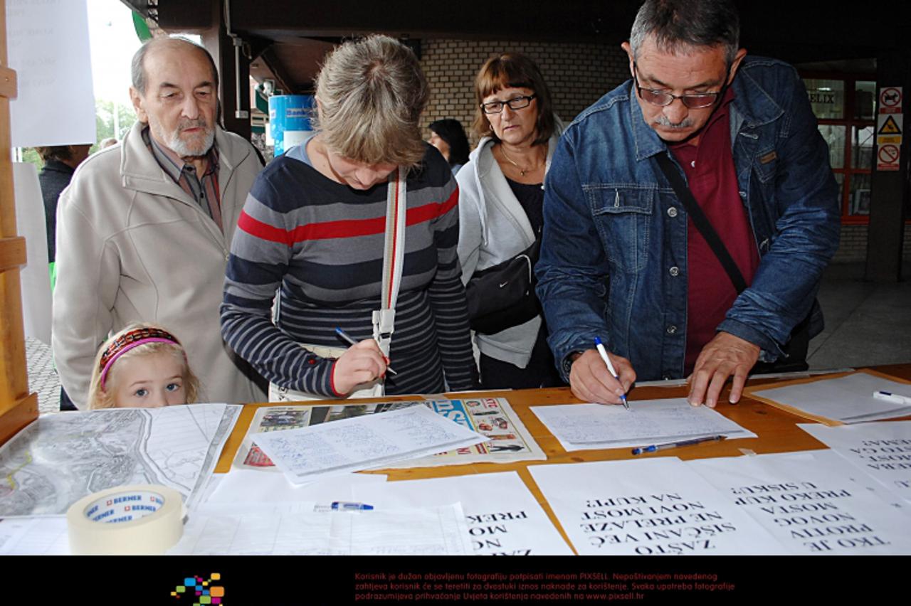 '29.09.2012., Sisak - Nakon nedavne nesrece na Starom mostu prilikom koje je poginuo mladic, grupa Siscana pokrenula je potpisivanje peticije kojoj je cilj potaknuti izgradnju novog mosta preko rijeke