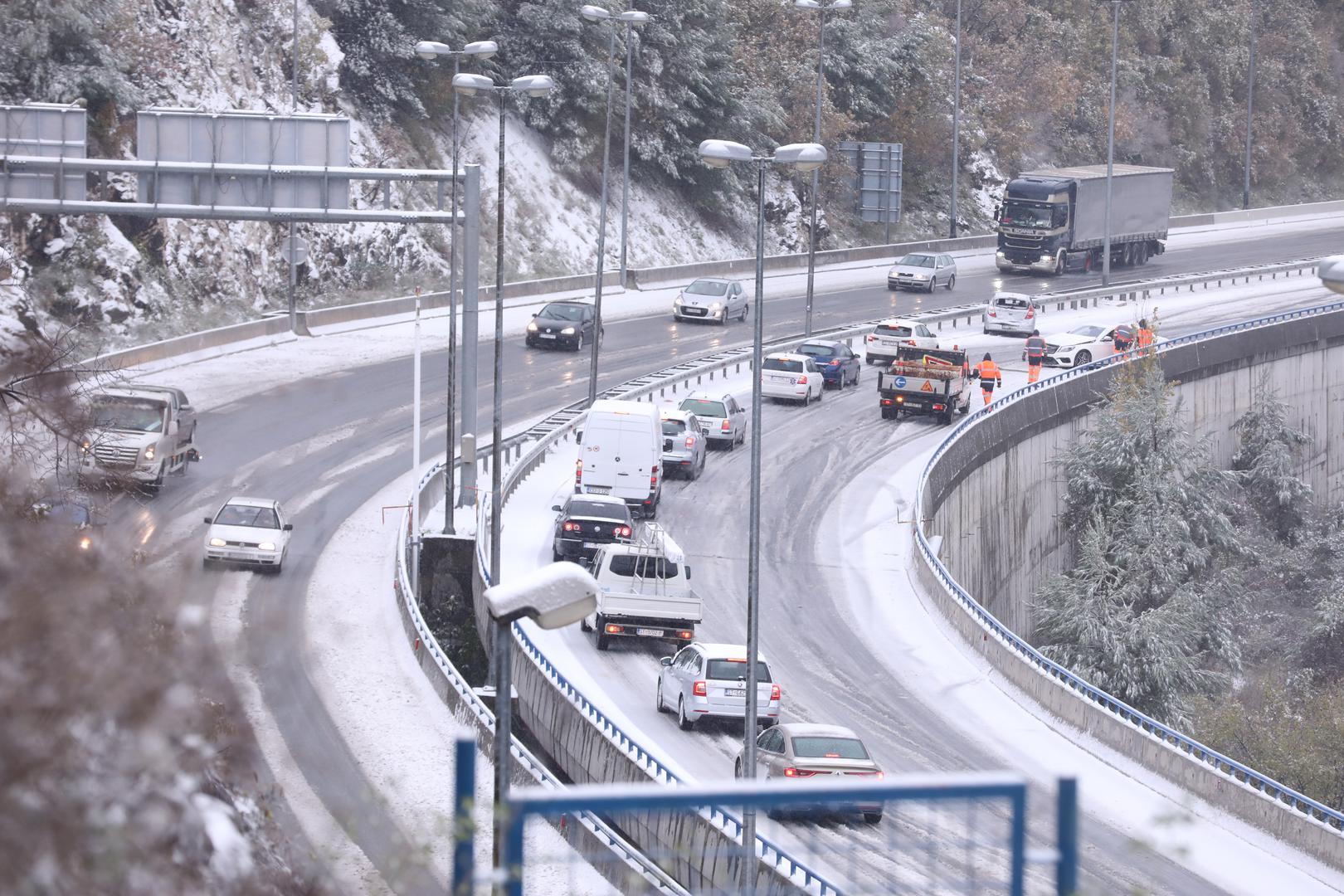 Zbog niskih temperatura moguća je poledica, posebice na mostovima i nadvožnjacima u unutrašnjosti. Mokri su i skliski kolnici mjestimice u Dalmaciji, upozorava i HAK