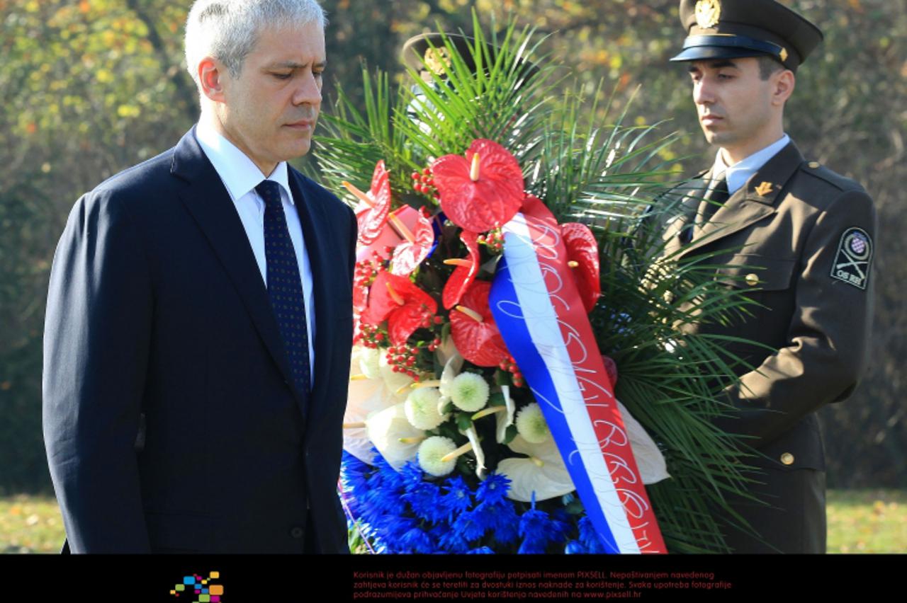 \'04.11.2010. Vukovar - Predsjednik Republike Srbije Boris Tadic i predsjednik Republike Hrvatske Ivo Josipovic polozili su vijence i zapalili svijece na spomen obiljezju masovne grobnice na Ovcari. P