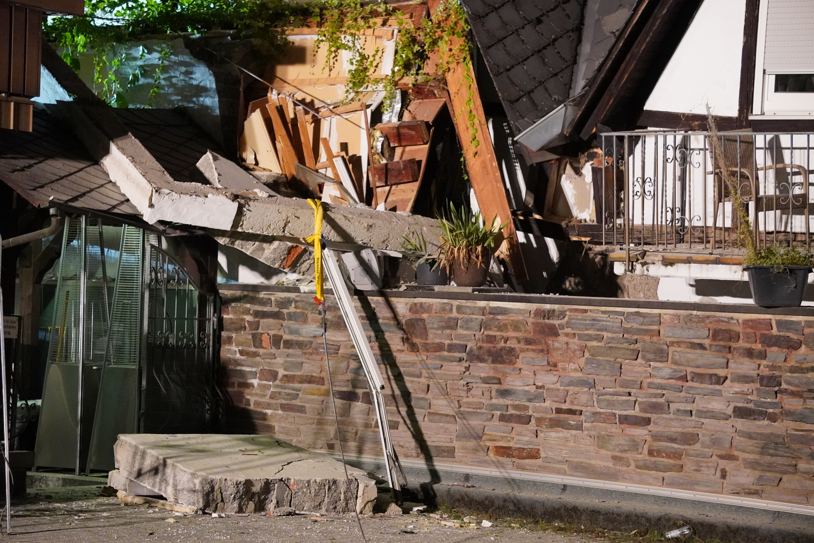 07 August 2024, Rhineland-Palatinate, Kröv: Debris after the collapse of a hotel. A hotel has partially collapsed in the Moselle town of Kröv in the Bernkastel-Wittlich district of Rhineland-Palatinate. According to current information, nine people could be under the rubble, and there is contact with some of them, the police announced on Wednesday night. The SWR had previously reported. Photo: Florian Blaes/dpa Photo: Florian Blaes/DPA