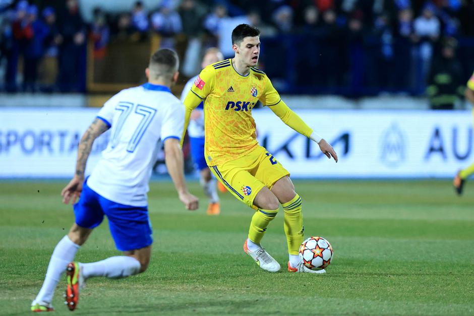 U derbiju 25. kola Prve HNL Osijek je na stadionu Gradski vrt pobijedio Dinamo sa 1-0 