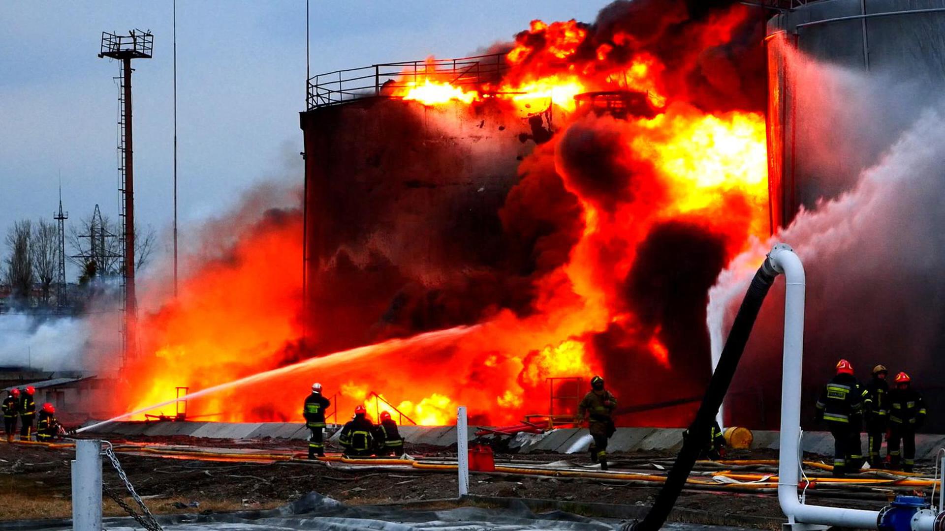 Rescuers work at a site of fuel storage facilities hit by cruise missiles, as Russia's attack on Ukraine continues, in Lviv, in this handout picture released March 27, 2022.  Press service of the State Emergency Service of Ukraine/Handout via REUTERS ATTENTION EDITORS - THIS IMAGE HAS BEEN SUPPLIED BY A THIRD PARTY. Photo: State Emergency Service/REUTERS