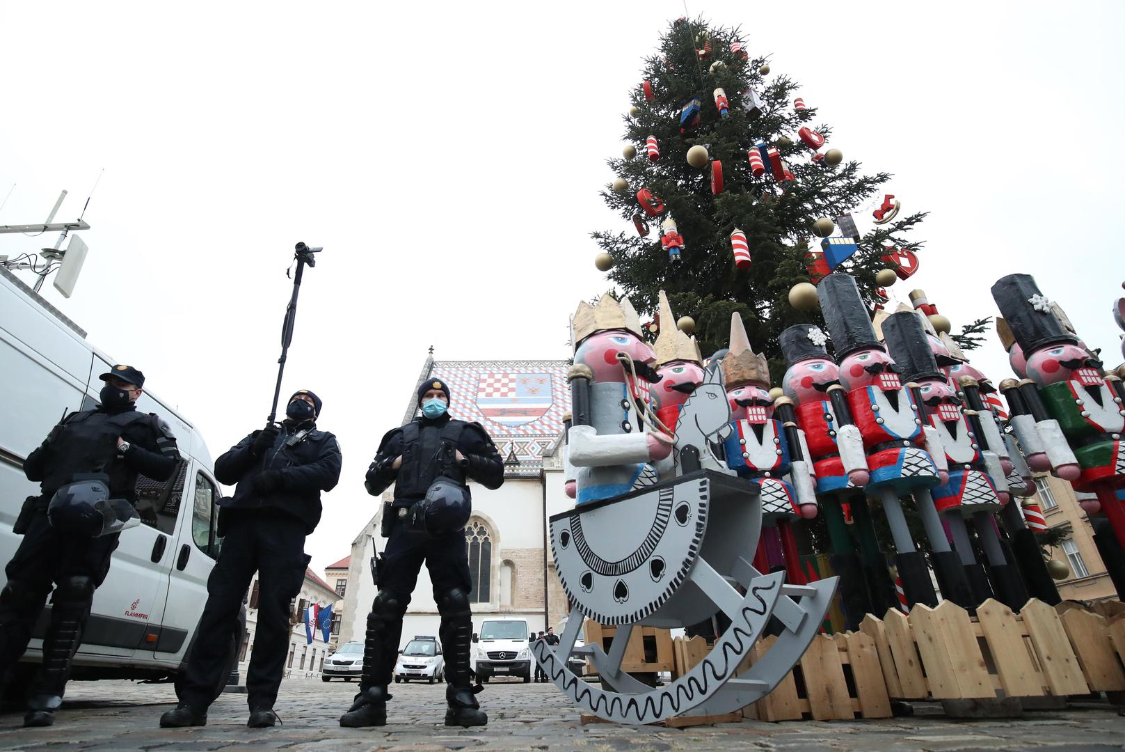 15.12.2021.,Zagreb - Na Markovu trgu poceli su se okupljat prosvjednici, a okupljanje budno prate brojni policijski sluzbenici.Prosvjednici ce svojim tijelima formirati bedem oko Markova trga 