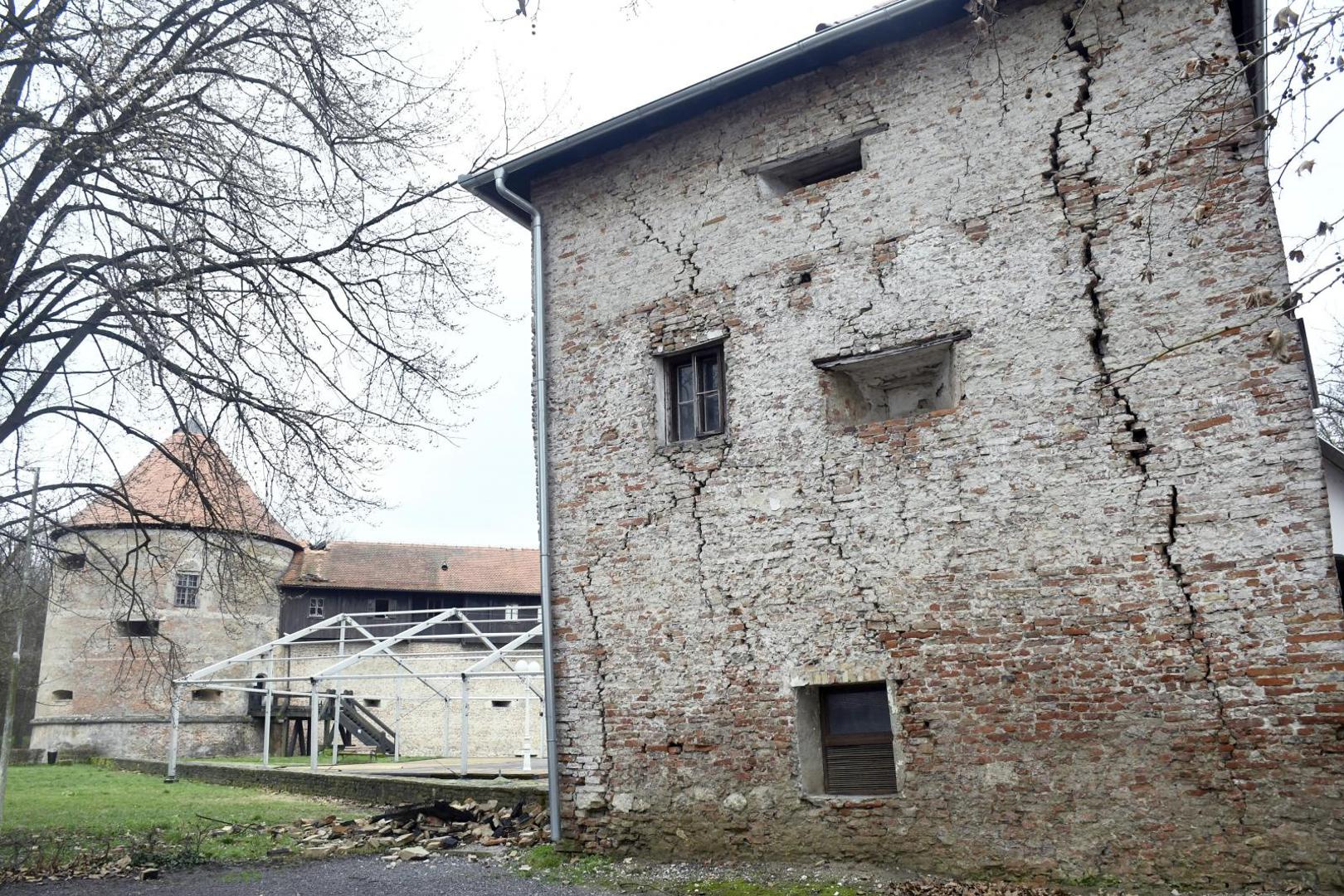 08.02.2021., Sisak - Potres koji je prije vise od mjesec dana "uzdrmao" Sisak nanio je stete i na utvrdi Stari grad. Na tri sredisnje kule ostecena su krovista, dok je cetvrta, cetverokutna kula, pretrpjela veca ostecenja. Photo: Nikola Cutuk/PIXSELL