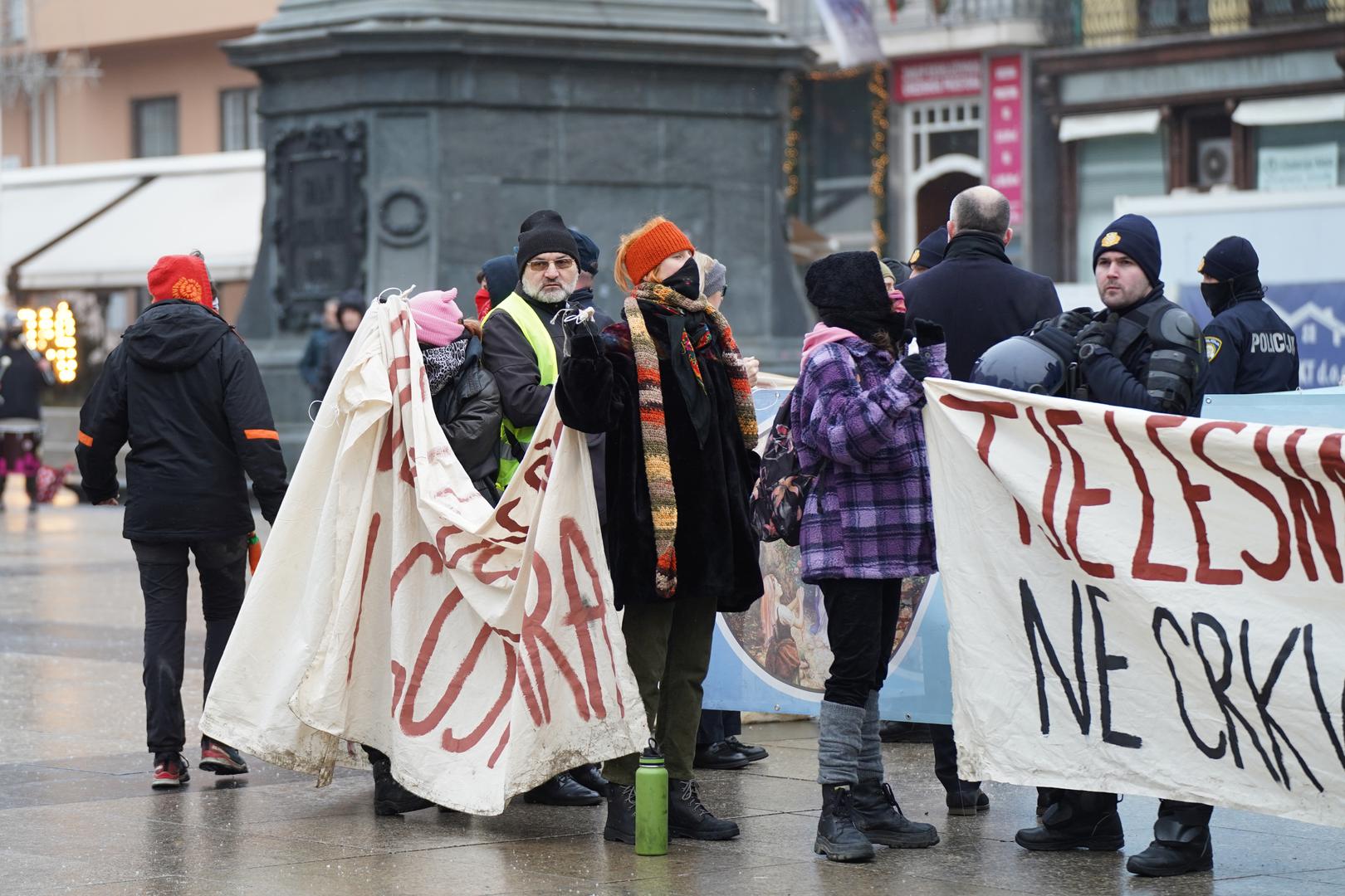 4.1.2025., Zagreb - Kao i svake prve subote u mjesecu, na Trgu bana Josipa Jelačića okupili su se molitelji s jedne strane i prosvjednici sa druge. Photo: Patricija Flikac/PIXSELL