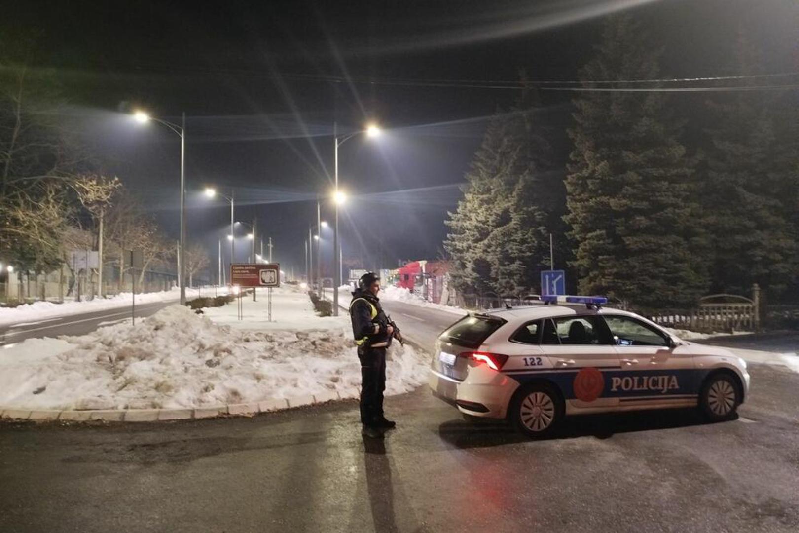 Četiri osobe također su teško ozlijeđene i prevezene u bolnicu u Podgorici. U četvrtak ujutro troje je i dalje u kritičnom stanju, među kojima jedan u izuzetno kritičnom, zadobivši ozljedu glave, rekao je novinarima ravnatelj bolnice Aleksandar Radović.