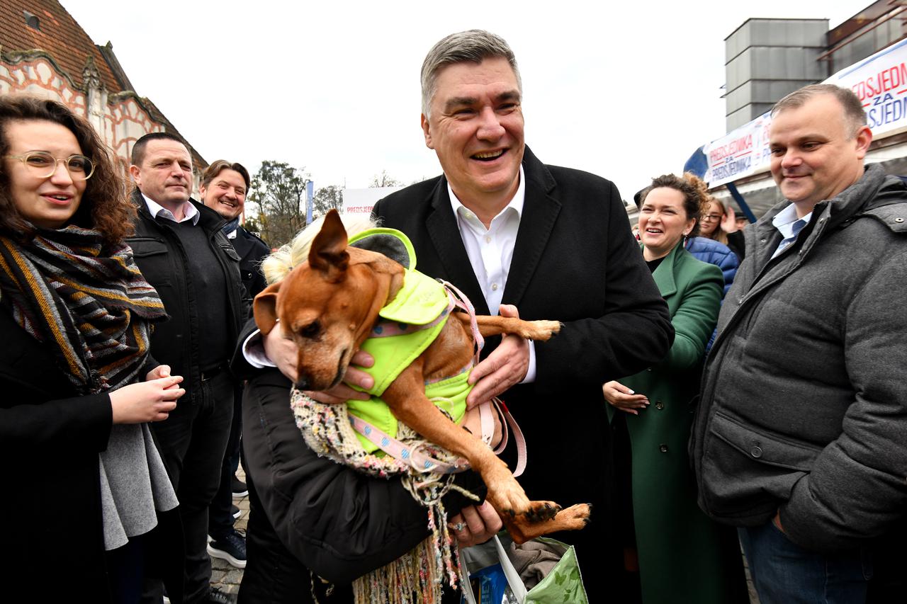 Aktualni predsjednik Zoran Milanovic druzio se s gradjanima te s psicem koji ga je polizao po licu