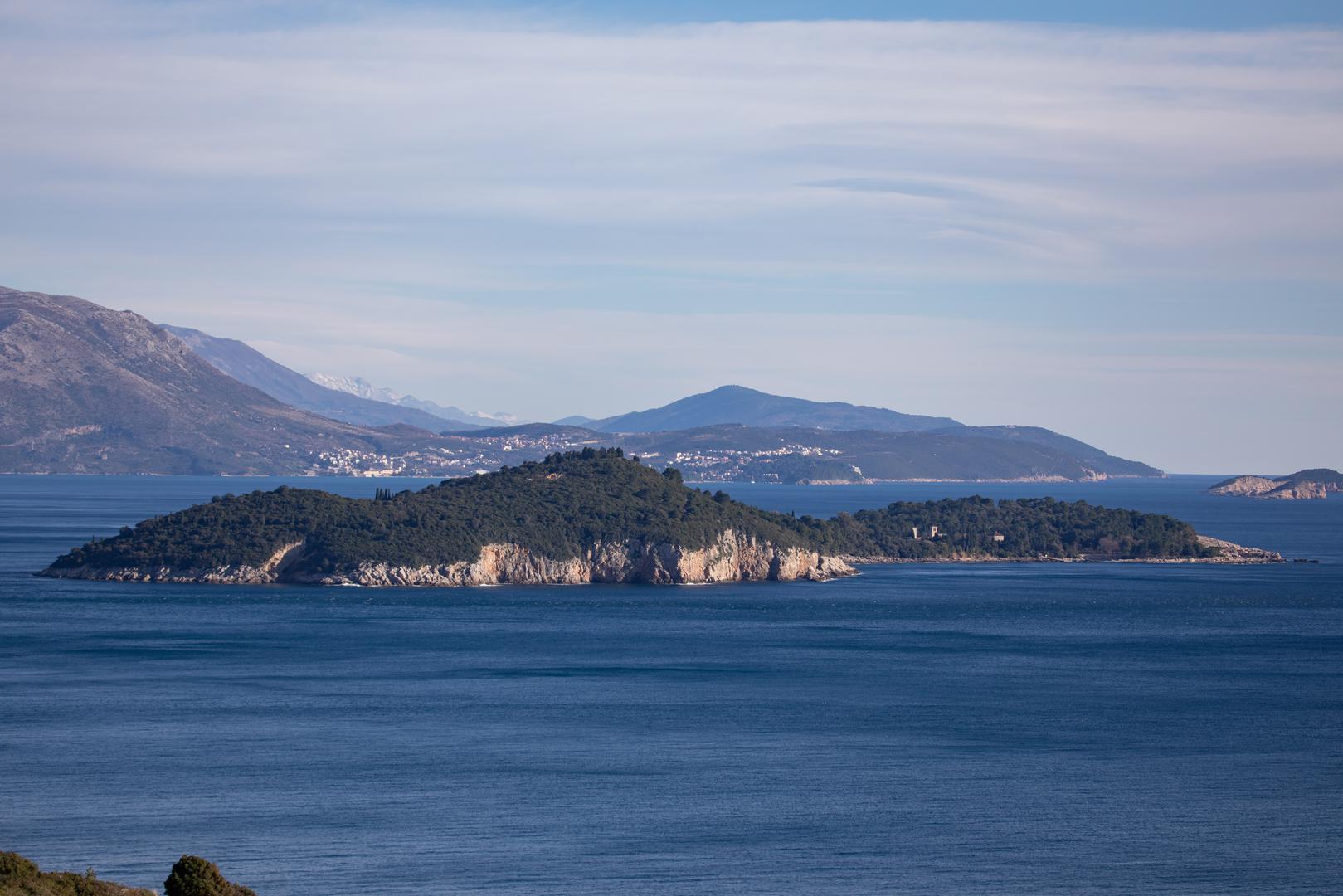 Otok Lokrum je bio dom benediktinaca koji su ga navodno prokleli nakon što su prognani s otoka. Dogodilo se na ovom otoku i ubojstvo ljubavnice Rudolfa, sina poznate austrijske carice Sisi i cara Franje Josipa I. Mnogo smrtnih slučaja, patnje i tragedija je povezano upravo s ovim otokom. 