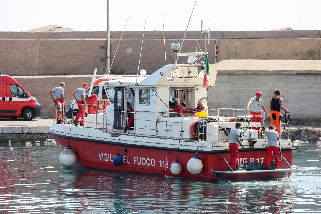 Sailboat sinks off Sicily