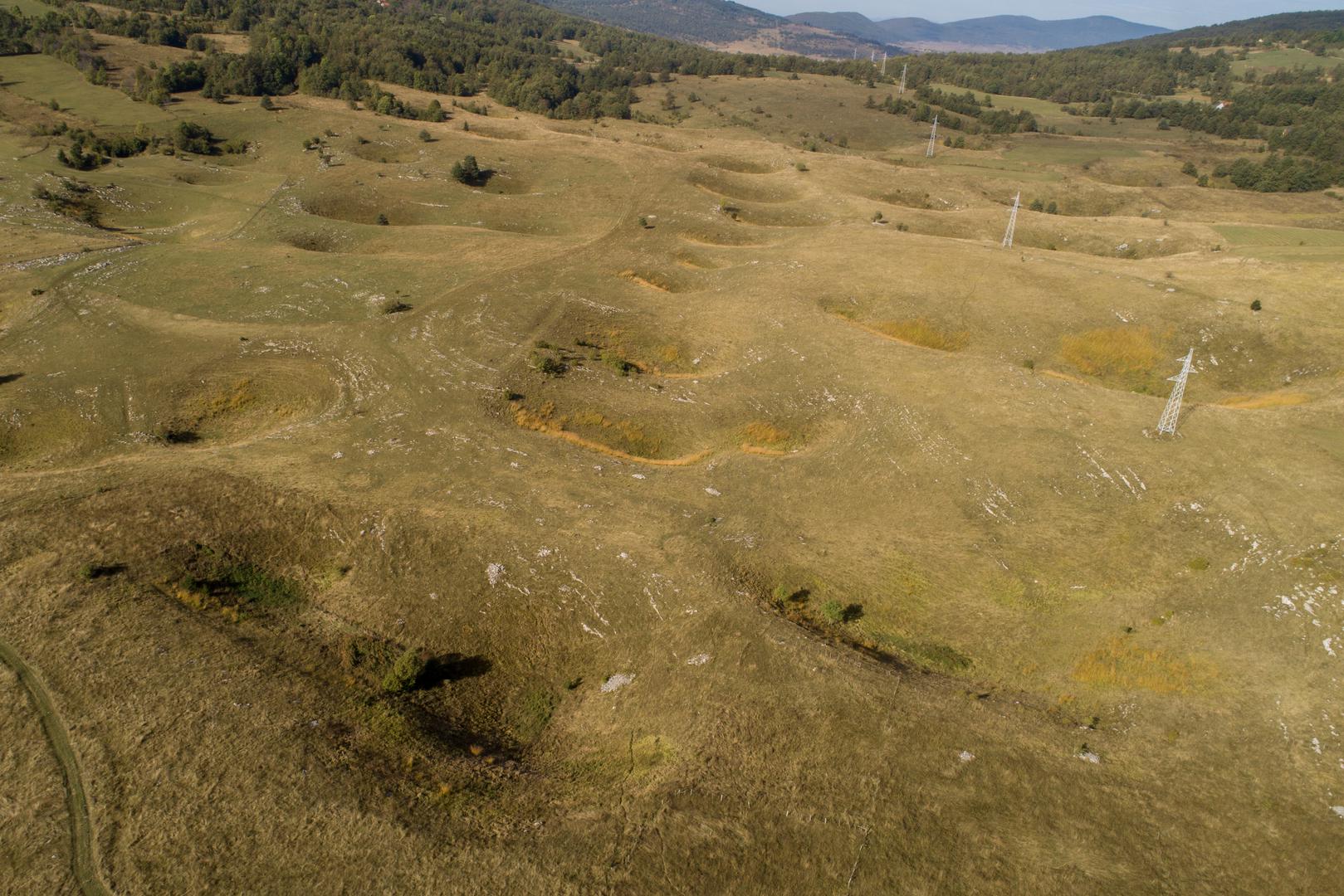 Jedan od tih prirodnih fenomena su vrtače Bravskog polja kod Bosanskog Petrovca.