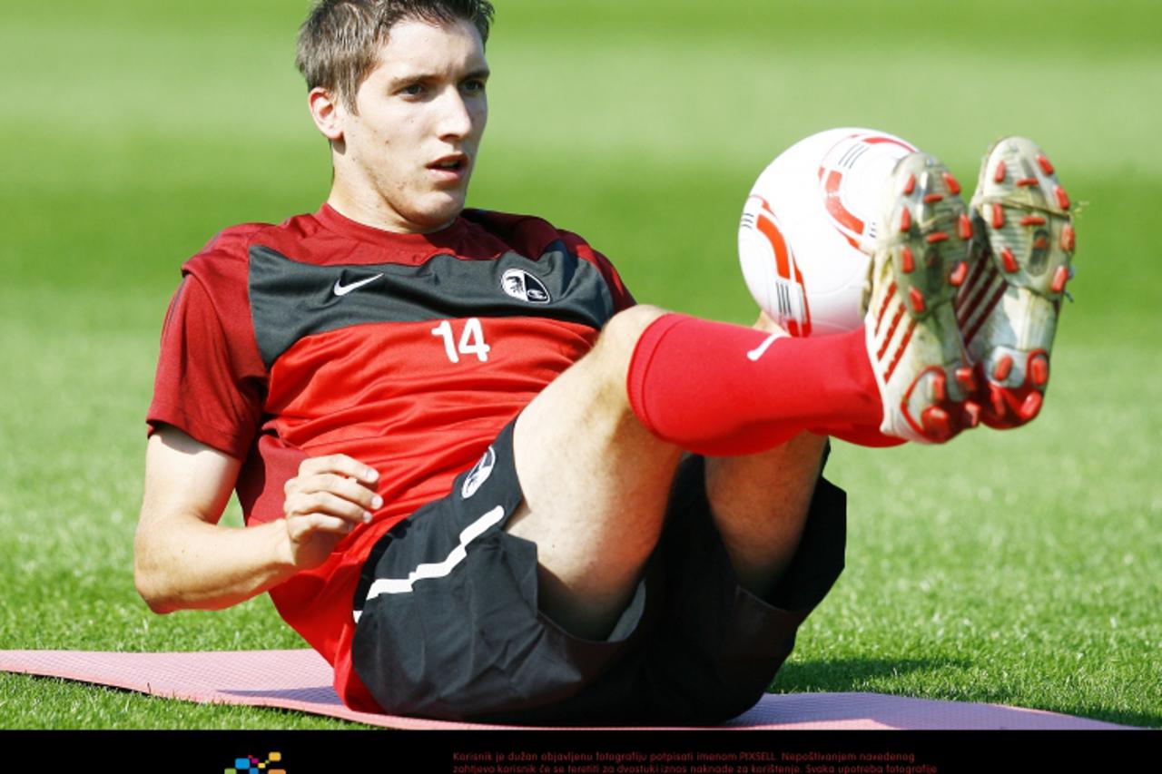 'Zvonko PAMIC (CRO), SC Freiburg (Neuzugang), Gymnastik mit Ball  Freiburg, 28.06.2010, 1.Fussball Bundesliga, Saison 10/11, SC Freiburg - Training, Foto: APF  Veroeffentlichung nur gegen Honorar, zah