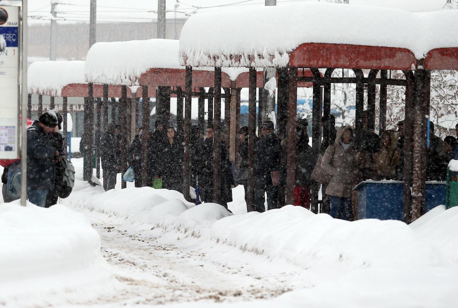 14.01.2013., Crnomerec, Zagreb - I u vecernjim satima dok sluzbe zaduzene za ciscenje snijega obavaljaju svoj posao gust snijeg i dalje pada te zadaje najvece probleme u prometu.rPhoto: Sanjin Strukic/PIXSELL