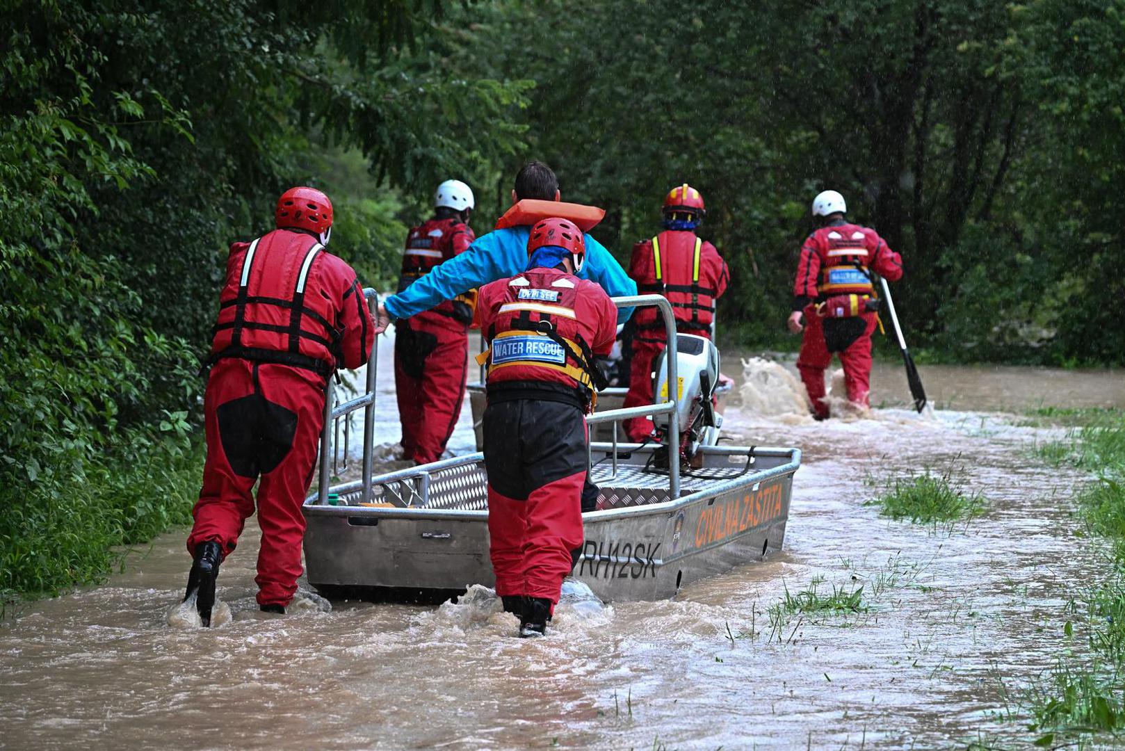 05.08.2023., Drenje Brdovecko - Civilna zastita i HGSS spasavaju zivotinje iz poplavljenjih domova Photo: Davor Puklavec/PIXSELL