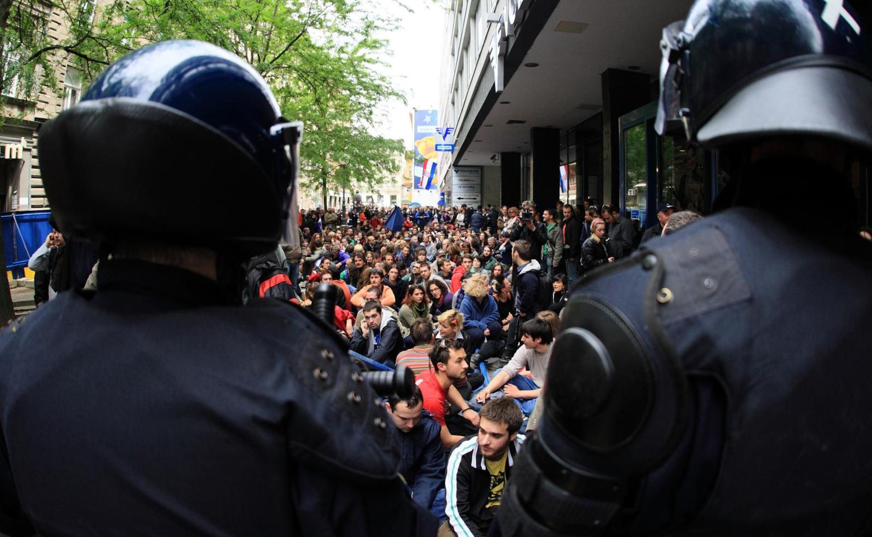 17.05.2010., Varsavska, Zagreb - U Varsavskoj ulici poceli su radovi na ulazu u spornu garazu za centar koji gradi Horvatinciceva Hoto grupa. Aktivisti koji se bune protiv gradnje poceli su rastavljati ogradu i ulaziti u ogradjeni prostor. Interventna policija. 
Photo: Zeljko Lukunic/PIXSELL