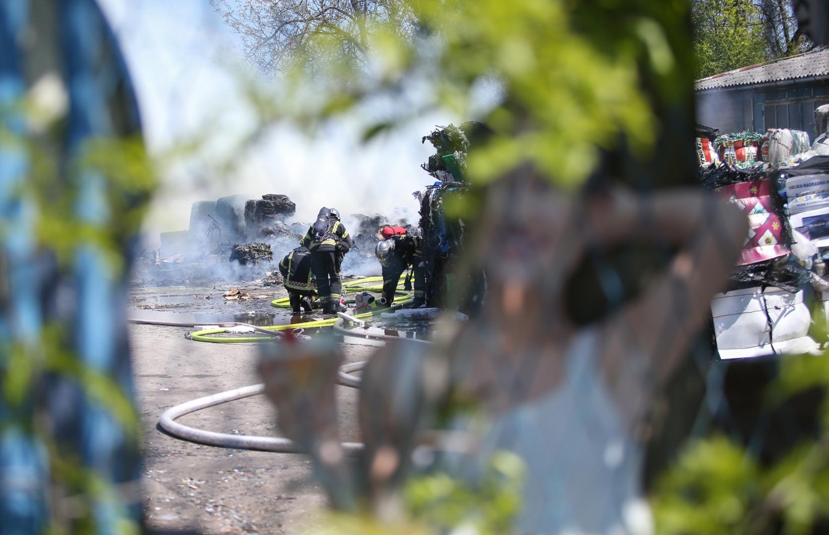 04.05.2021., Zagreb - Pozar u reciklaznom dvoristu na adresi Sarajevska cesta je lokaliziran, a u tijeku je raskapanje i dogasivanje. vatra je zahvatila cetiri kontejnera s plastikom i papirom, a na teren je izisla Javna vatrogasna postrojba s 21 vatrogascem i sest vatrogasnih vozila, uz Dobrovoljna vatrogasna drustva Botinec, Hrasce i Sveta Klara. Uzrok pozara bit ce poznat nakon policijskog ocevida.
Photo: Matija Habljak/PIXSELL