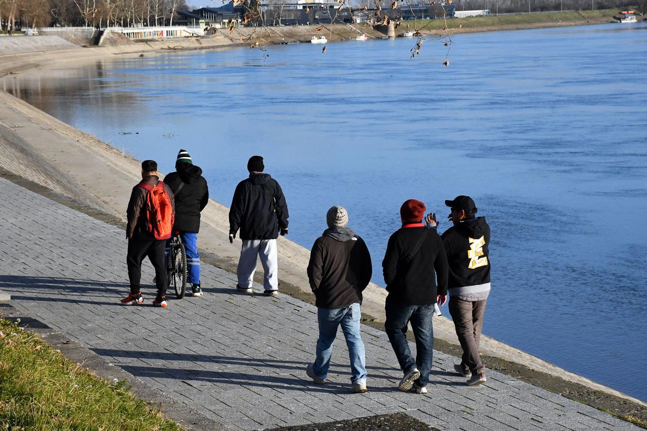 Slavonski Brod: Dobro raspoloženi strani radnici u šetnji i razgledavanju grada