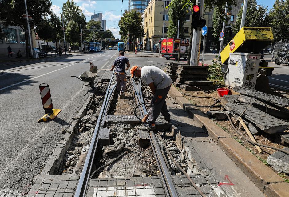 Zagreb: Radovi na tramvajskoj pruzi u Savskoj prouzročili su zastoje i gužve u prometu