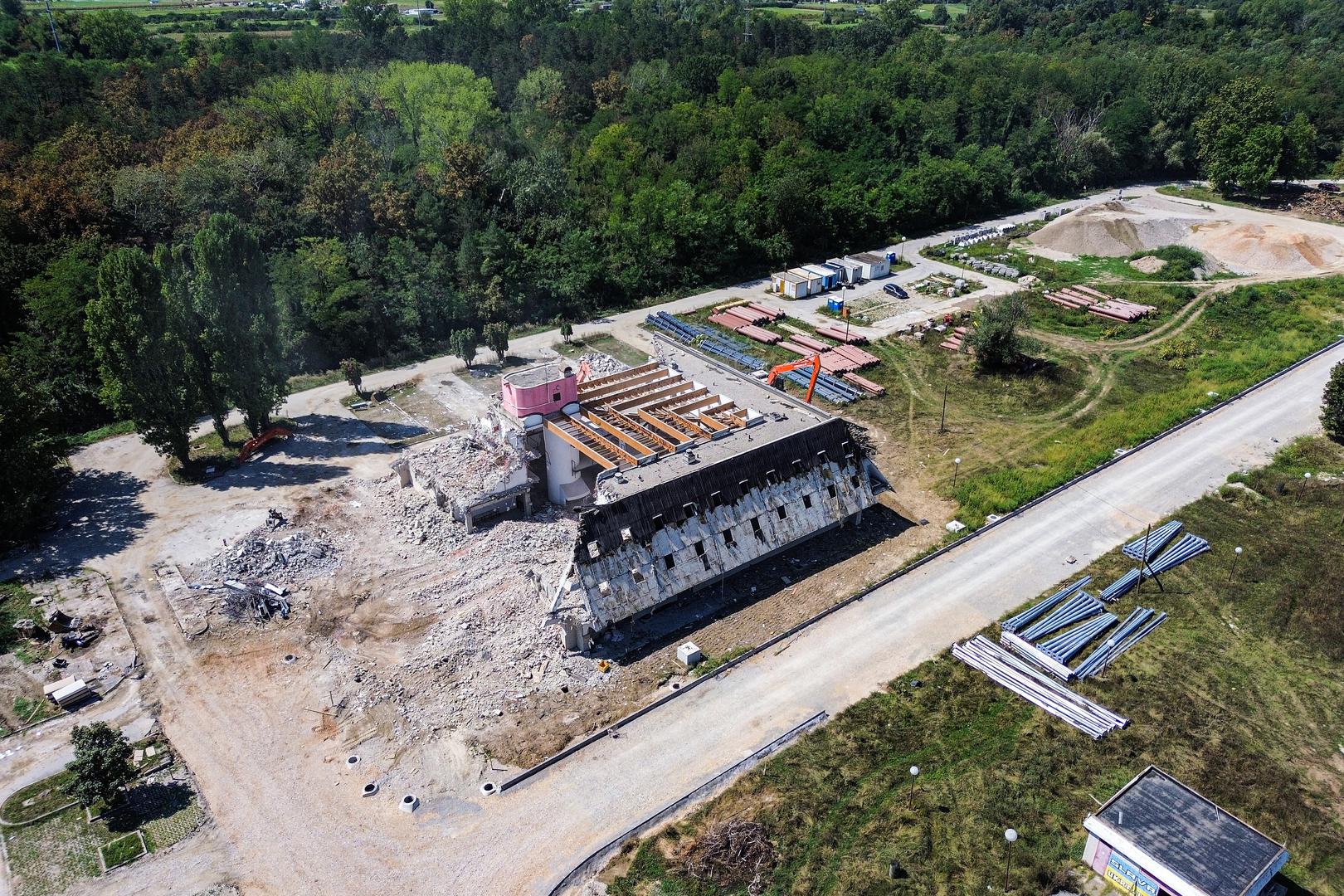 Motel Plitvice, nekada simbol jugoslavenske arhitekture i kulisa za filmove poput "Crno bijeli svijet" i "Dnevnik velikog Perice", danas je u ruševnom stanju.