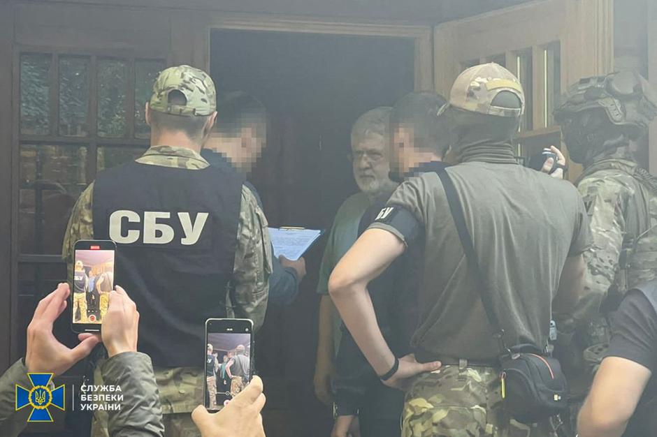 Ukrainian business tycoon Ihor Kolomoisky speaks with Security Service of Ukraine and Prosecutor General's Office officers at an unknown location