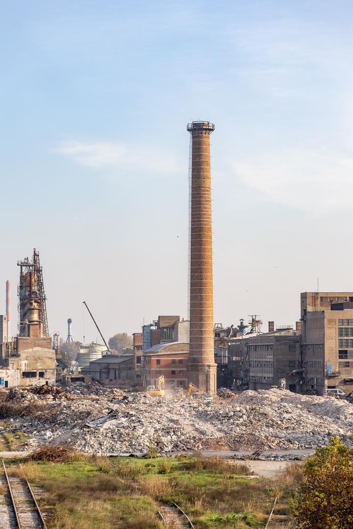 Prvo hrvatsko-slavonsko dioničko društvo za industriju šećera osnovano je u Osijeku 1905. i već je iduće godine na periferiji Donjega grada započela proizvodnja s dnevnim kapacitetom obrade od 700 tona šećerne repe.