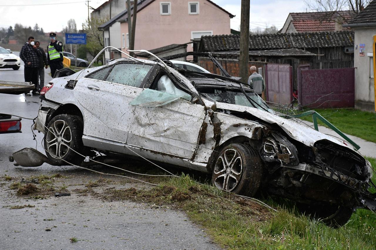 Zapolje: U prometnoj nesreći poginuo vozač mercedesa