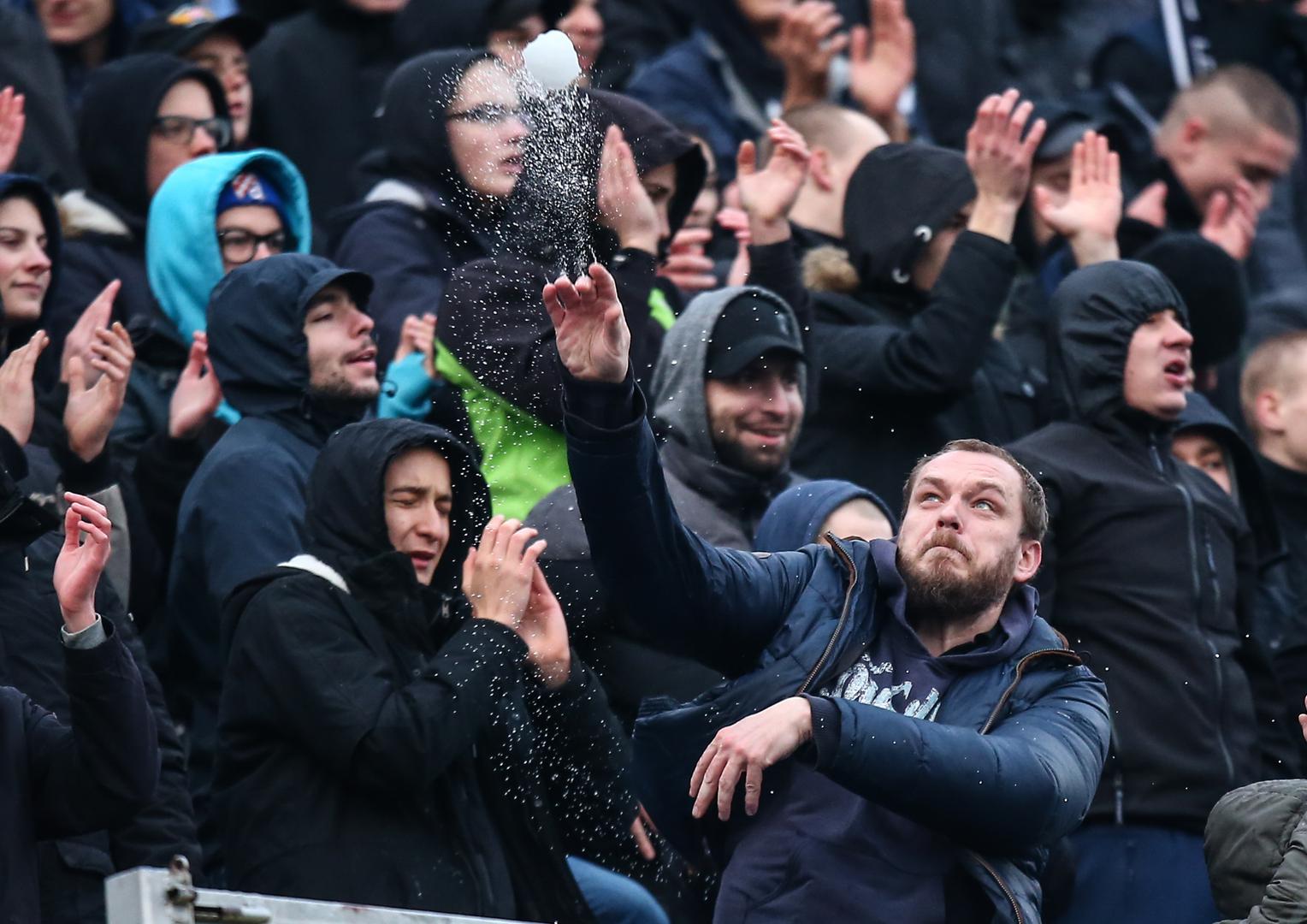 Nekoliko puta vratar pulske momčadi gledao prema sucu koji je obavijestio delegata. Službeni spiker zamolio je Dinamove navijače da se suzdrže snježnih radosti na tribinama.