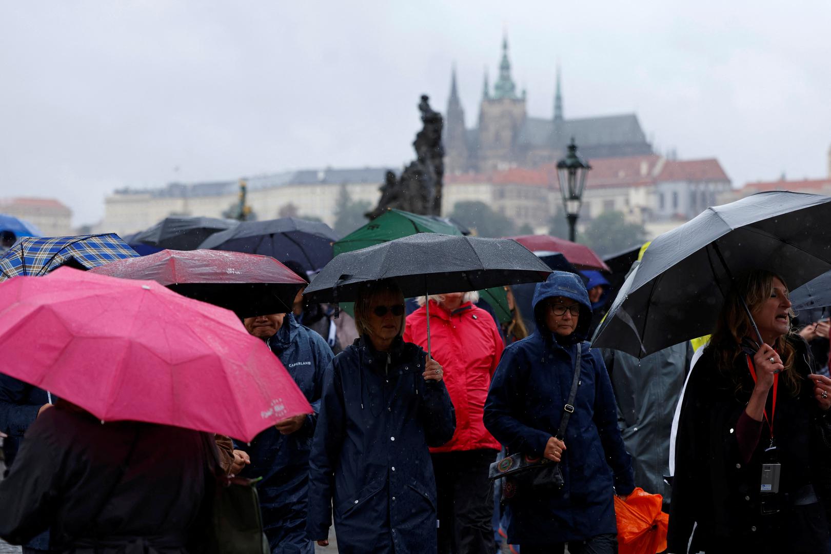 People walk across the medieval Charles Bridge during a rainstorm in Prague, Czech Republic, September 13, 2024. REUTERS/David W Cerny Photo: DAVID W CERNY/REUTERS