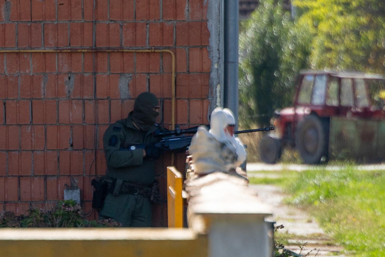 03.10.2023.,Tordinci - Muskarac se posvadjao sa susjedima, bacio im molotovljev koktel na kucu te se polio benzinom i zatvorio u svoju kucu. Photo: Borna Jaksic/PIXSELL