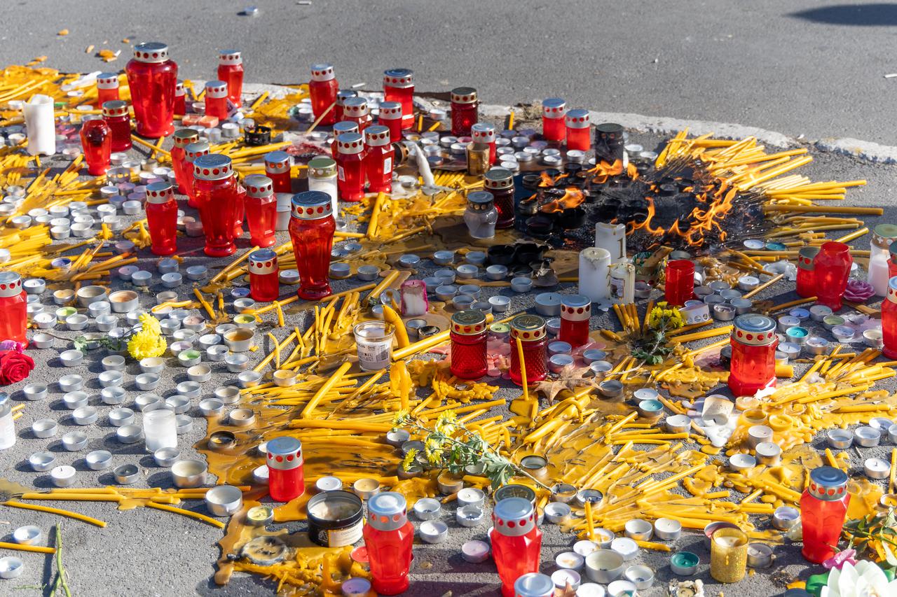 Novosađani pale svijeće za žrtve nezapamćene tragedije