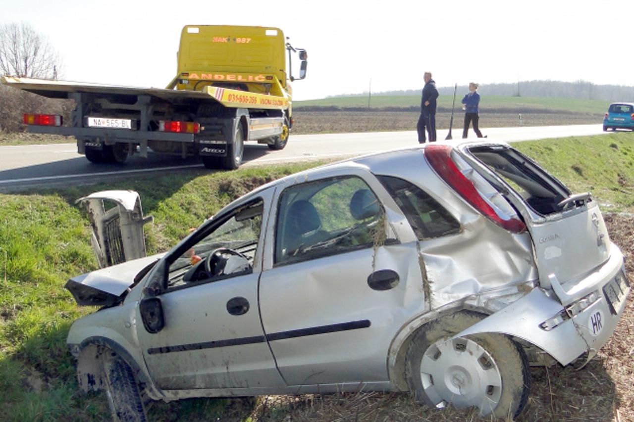 'CACINCI -. ORAHOVICA . 240311 - na drzavnoj cesti d2 kod mjesta Cacinci danas oko 7,15 sati vozacica I.P. (30) je zbog umora izgubila nadzor nad automobilom, sletjela s ceste i zadobila teske ozljede