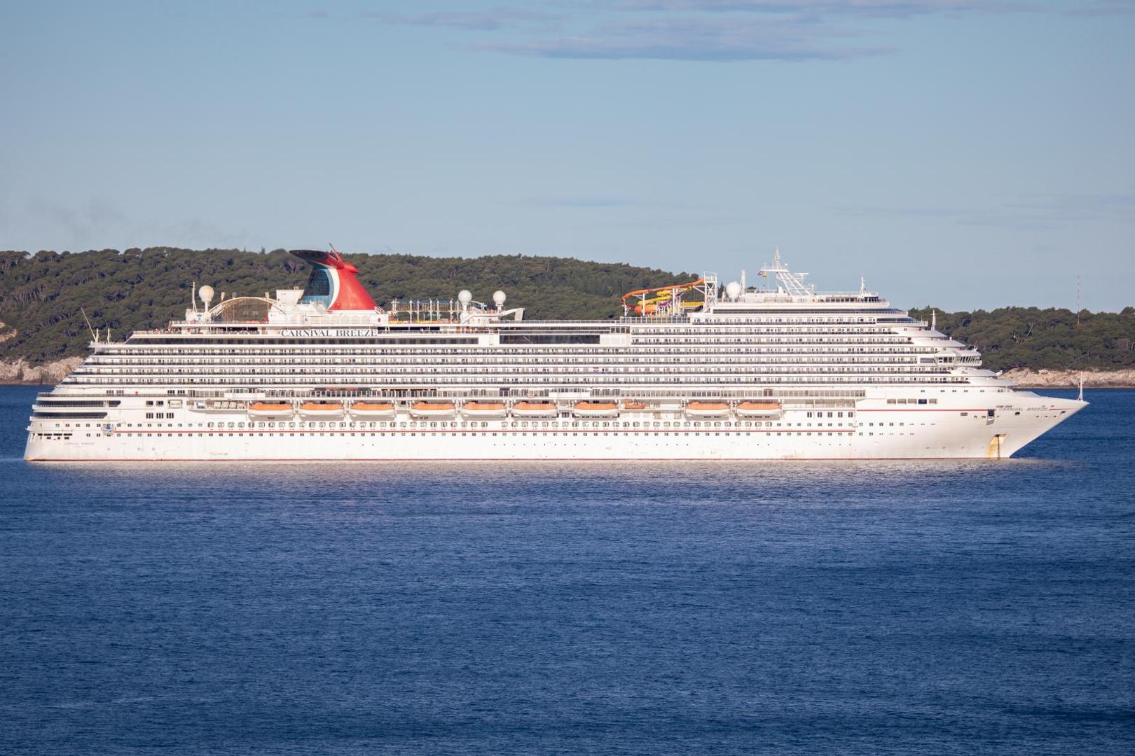 26.05.2020., Dubrovnik - Kruzer Carnival Breeze usidrio se kraj otocica Daksa. Vez se ocekuje u toku dana.
Photo: Grgo Jelavic/PIXSELL