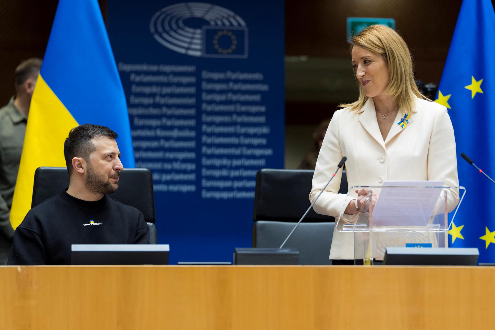 European Parliament President Roberta Metsola reacts with Ukrainian President Volodymyr Zelenskiy at the European Parliament during an address, amid Zelenskiy's second international trip since Russia's invasion of Ukraine, in Brussels, Belgium February 9, 2023. Daina Le Lardic/European Union 2023/Handout via REUTERS ATTENTION EDITORS - THIS IMAGE HAS BEEN SUPPLIED BY A THIRD PARTY. MANDATORY CREDIT Photo: DAINA LE LARDIC/EU 2023/REUTERS